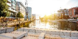Glasroboter - Glas-Montage-Gerät - im Montageeinsatz in der Hafencity Hamburg