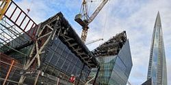 Vakuum-Sauganlagen mit Winterausrüstung und Kontergewichtsanlagen montieren Scheiben am Lakhta Center