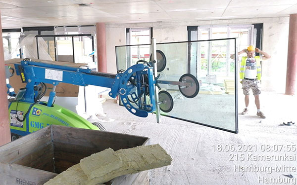Heavydrive Montage mit Glas-Montage-Gerät GMG 575 in der Hamburger Hafencity