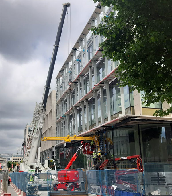 Fassadenmontage am Bürogebäude Earlsfort Terrace in Dublin