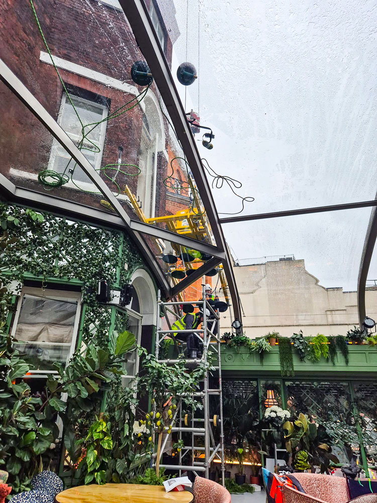 Точная установка стеклянного элемента.