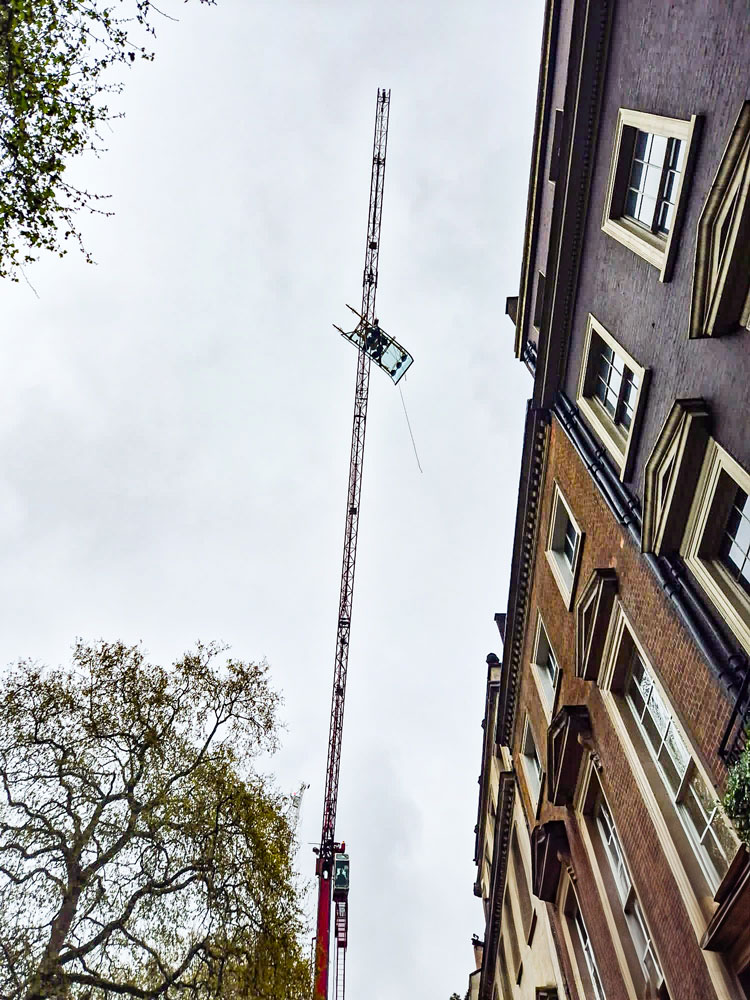 Вакуумная присоска VSG 750 KRQ со стеклянной пластиной устанавливается с помощью крана.