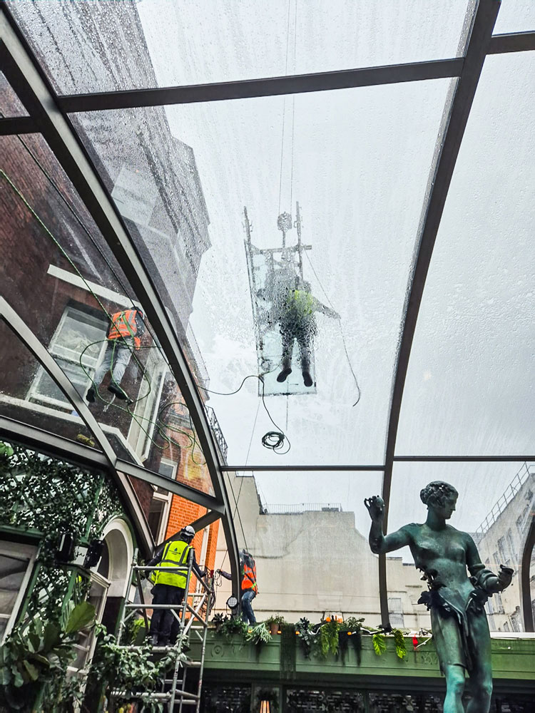 Стеклянная панель устанавливается на место.