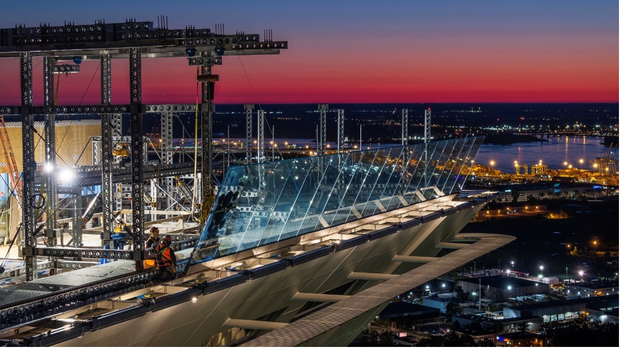 Heavydrive glass trolley HDL during installation on the Montreal Tower