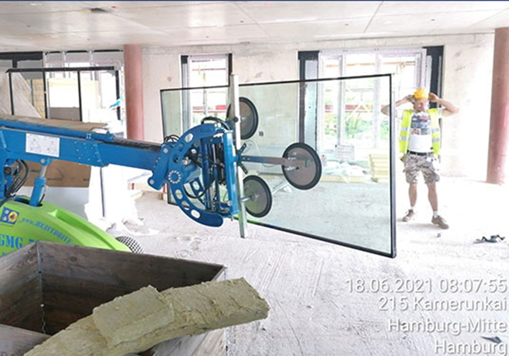 Монтаж с помощью устройства для установки стеклянных элементов Heavydrive GMG 575 в гамбургском районе Хафенсити. Авторское право на изображение: Heavydrive.com