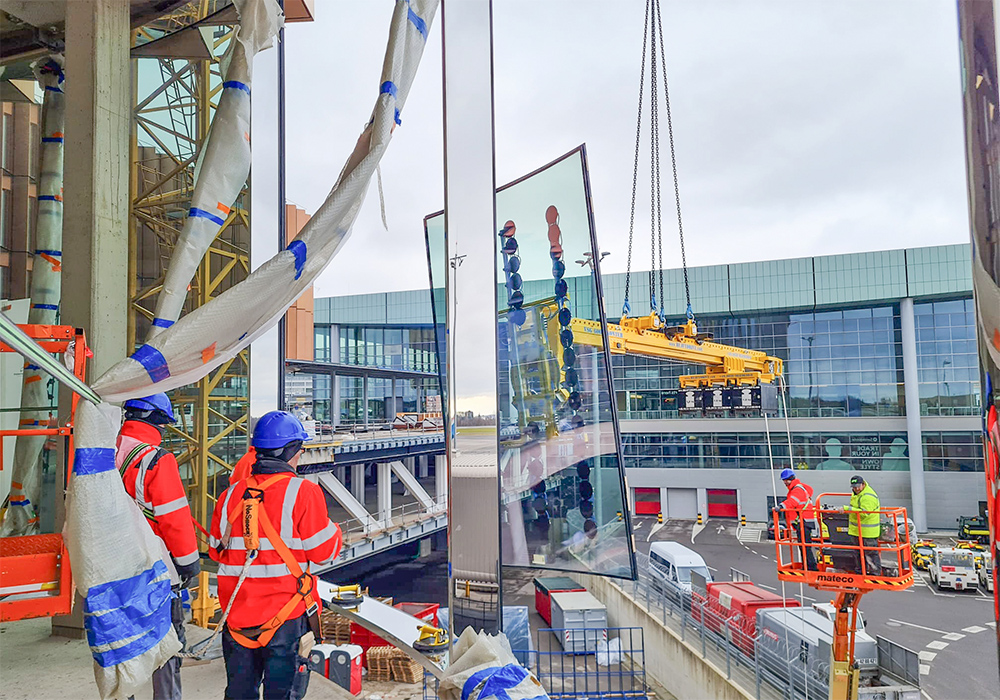 Монтаж изогнутых элементов фасада на здание бизнес-центра Skypark в Люксембурге. Авторское право на изображение: Heavydrive.com